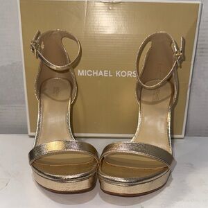 Beautiful Michael Kors Metallic Gold Ankle Strap Heels size 7